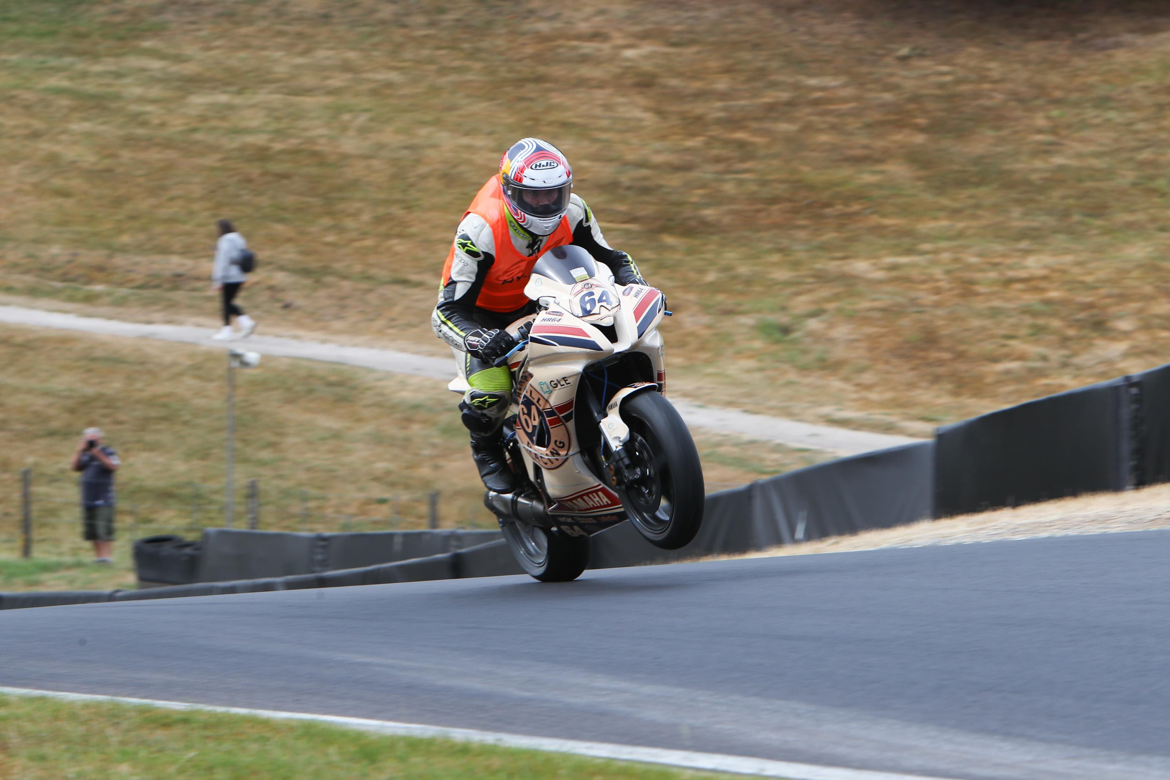 HR64 Yamaha R6 in race action