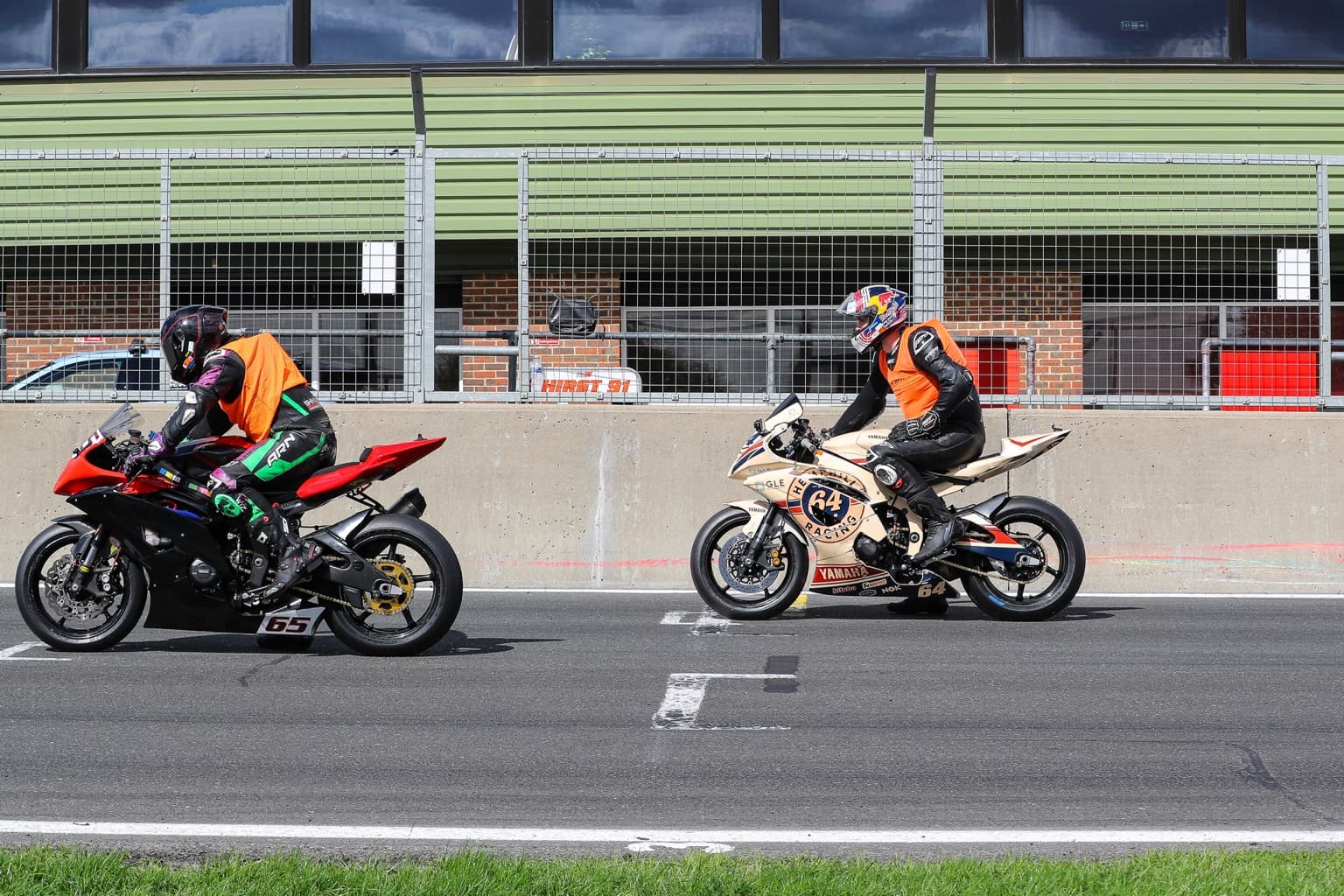 HR64 on the racing grid